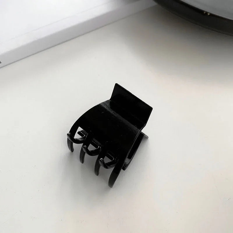 Elegant Black Geometric Hair Claw