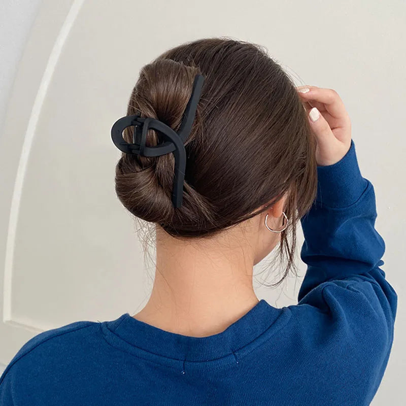 Elegant Black Geometric Hair Claw