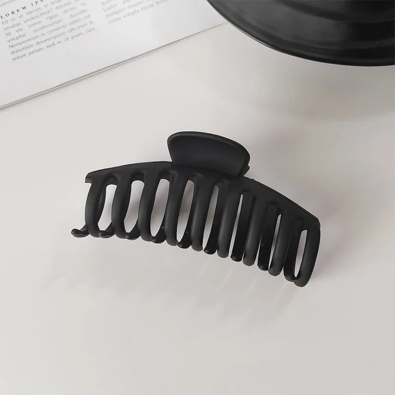 Elegant Black Geometric Hair Claw