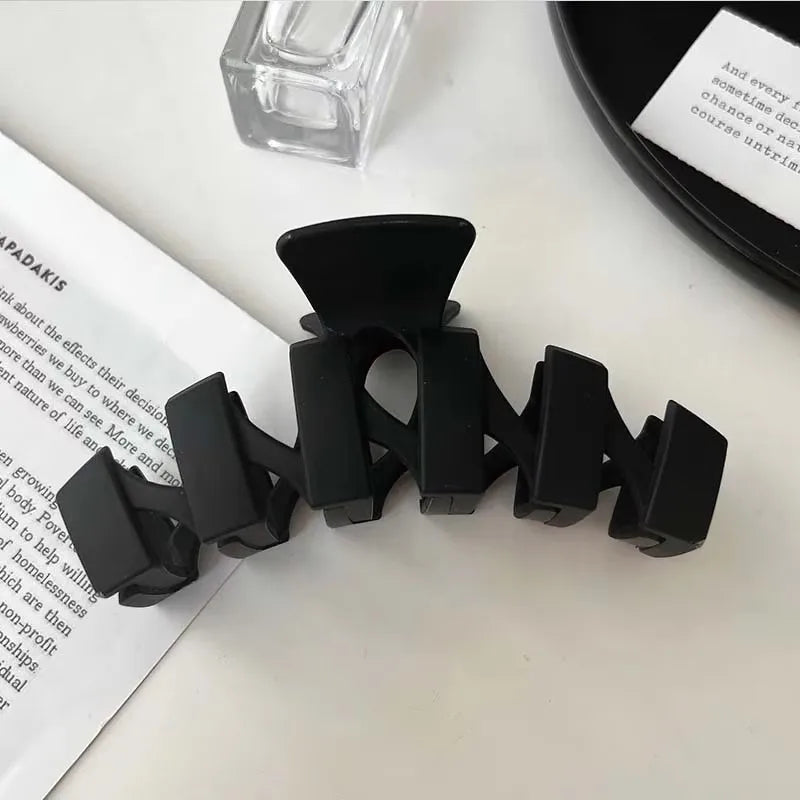 Elegant Black Geometric Hair Claw