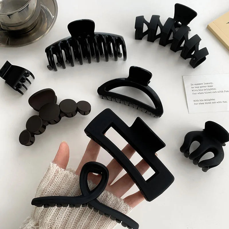 Elegant Black Geometric Hair Claw