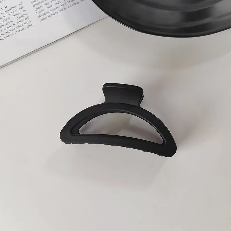 Elegant Black Geometric Hair Claw
