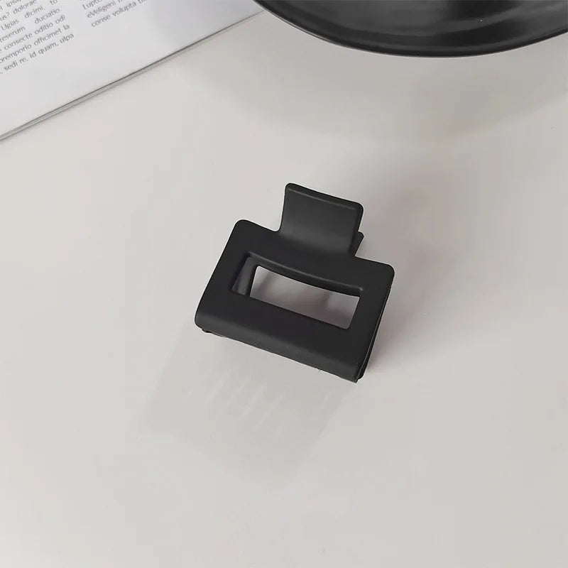 Elegant Black Geometric Hair Claw