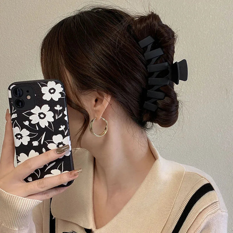 Elegant Black Geometric Hair Claw